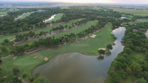 掩体高尔夫球道树线的空中视图棕榈景观图片