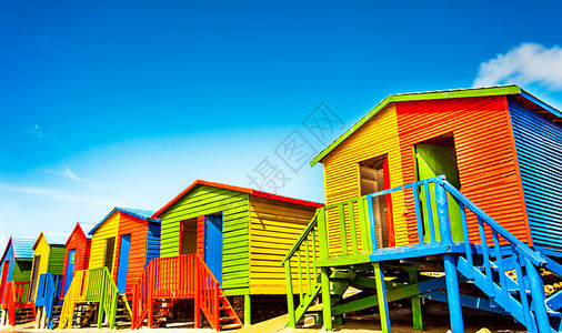 海滩上多彩的沙滩小屋图片