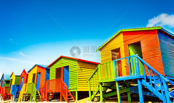 海滩上多彩的沙滩小屋图片