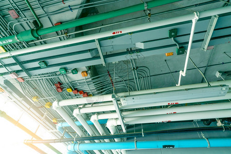 安装在聚氯乙烯排水系统塑料管道和工业建筑天花板造上清洁水的电路管道系统和动钢管缆安装在聚氯乙烯上限排水系统塑料管道上行业绿色工作图片