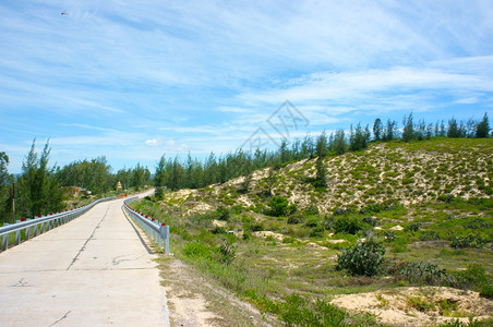 越南公路横沙丘丛林农村或山丘旅行路线发现Vetianam蓝天下农村地貌白天亚洲越南语蓝色的图片