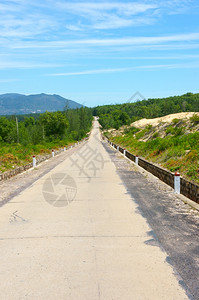 街道树越南公路横沙丘丛林农村或山丘旅行路线发现Vetianam蓝天下农村地貌白天越南的图片