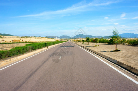 越南的运输公路横沙丘丛林农村或山丘旅行路线发现Vetianam蓝天下农村地貌白天街道图片