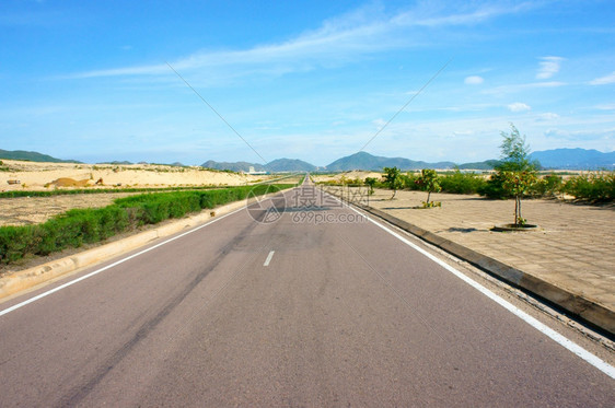 越南的运输公路横沙丘丛林农村或山丘旅行路线发现Vetianam蓝天下农村地貌白天街道图片