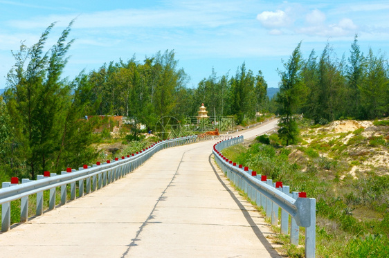 越南公路横沙丘丛林农村或山丘旅行路线发现Vetianam蓝天下农村地貌白天乡村的空小路图片