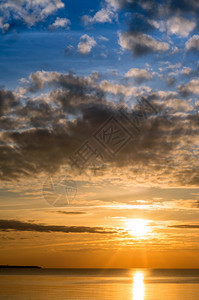 海浪中的阳光反射海面上的日落夕阳光线中的天空海上日落夕阳光线中的天空俄罗斯橙风景优美图片