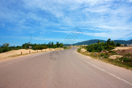 运输景观越南公路横沙丘丛林农村或山丘旅行路线发现Vetianam蓝天下农村地貌白天交通图片