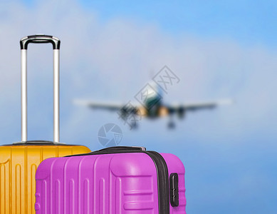 夏天冒险案子手提箱和蓝天中的色登机手提箱和蓝天中的色登机图片