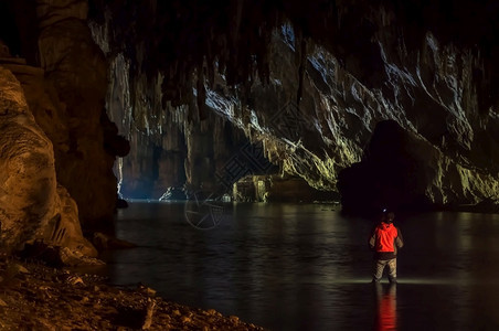 观光客探索坦洛派梅洪孙谭洛洞穴这是泰国最神奇的坦洛洞穴之一冒险黑暗的地质学图片