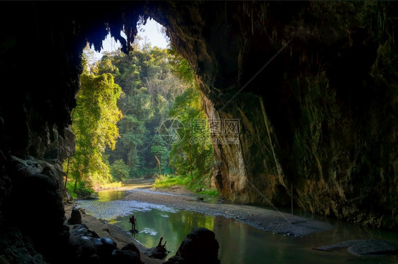 石灰岩游客观光探索坦洛派梅洪孙谭洛洞穴这是泰国最神奇的坦洛洞穴之一图片