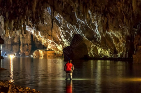 观光客探索坦洛派梅洪孙谭洛洞穴这是泰国最神奇的坦洛洞穴之一墙銮风景优美图片