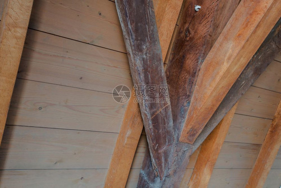 支持木制的未完成内观木制屋顶结构密闭木质料家庭内观木制屋顶结构密闭木质料图片