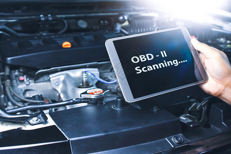 服务药片在汽车修理库平板电脑上使用OBD2扫描技术对密码故障进行技术员诊断查看图片