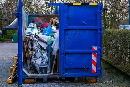 大型堆废物容器垃圾堆回收利用概念环境意识等铁桩图片