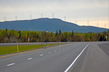 土地绿色磨泛加拿大公路的景象其背是电风厂塔台图片