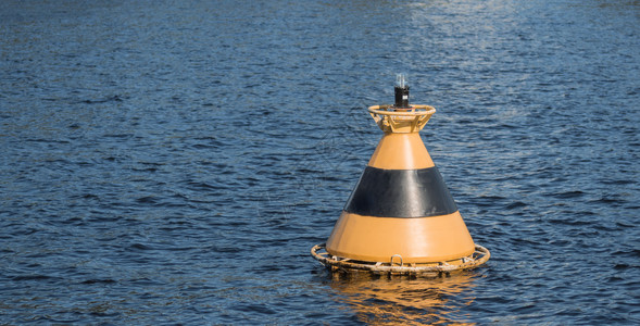 注意力锥在海面上浮标一个显示航行边界象征图片素材