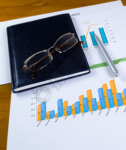记事本桌面有图表日记眼镜和笔商业规划概念图表笔记墨镜和台面圆珠笔银经济图片