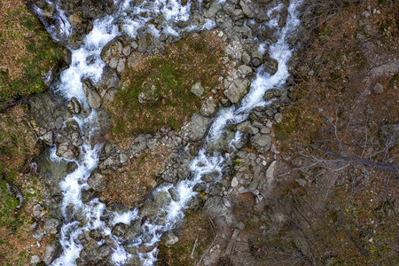 新鲜的环境从无人驾驶飞机的顶端观视着两起山河快速流具有石头自然背景流动的图片