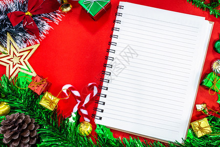 质地空的新年概念红纸背景上空笔记本和铅的圣诞喜庆装饰品最佳图像新年概念木制的图片