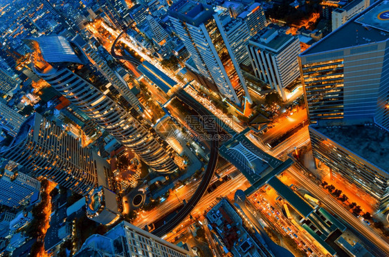 Skytrain车站ChongNonsi现代建筑夜间观视空商业区夜交通现代化大楼的景象建筑学一种黄昏图片