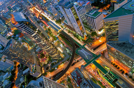 城市建筑学一种Skytrain车站ChongNonsi现代建筑夜间观视空商业区夜交通现代化大楼的景象图片