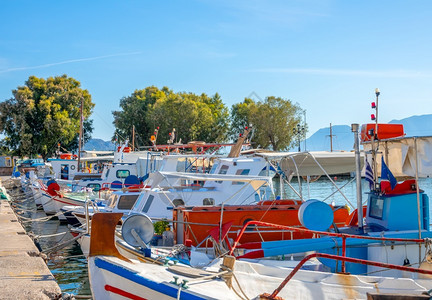 旅游希腊语夏日阳光明媚的一天在码头附近的老渔船上有许多在SunnyDay老的图片