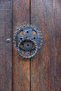 家装饰风格粗糙的在木门上敲旧古董金属敲门器关图片