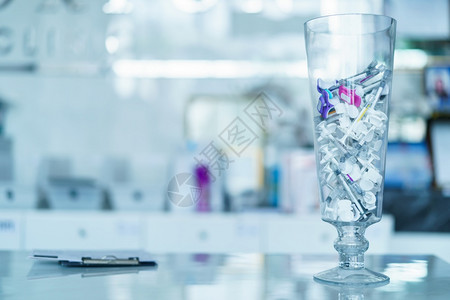 脸透明质酸一组塑料注射器用于在玻璃花瓶填充针上注入剂治疗图片