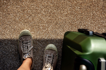 参加青年旅行者暑期概念最佳观光旅行乘坐短裤鞋和行李车站在阳光明亮的Grunge脏水泥地板上男人具体的舒适图片