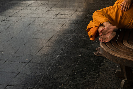 僧到达曼谷泰国7月日2019年和尚睡在木椅上等待着华蓝洪主火车站提供地区的火车有选择焦点停車處图片