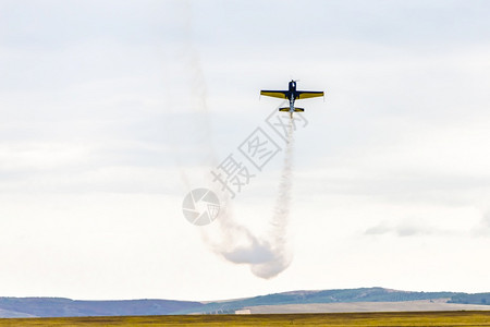 小飞机允许在地面上放烟雾显示空中的气杂技表演温度运输服用图片