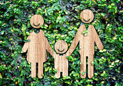 地球象形图抽的绿叶墙上快乐家庭木像生态概念图片