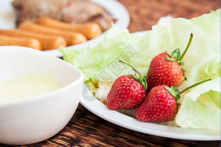 生菜水果与酱料图片