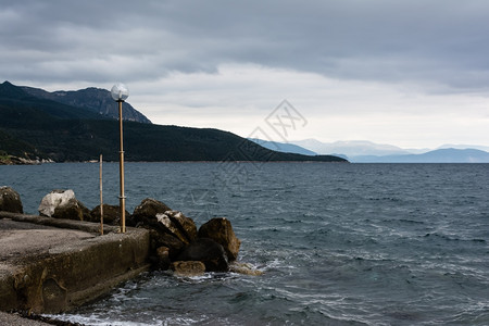 风景暴海滨的黑岸山图片