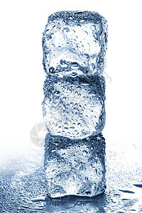 正方形纯度白色背景上的冰立方体玻璃图片