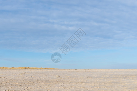 海滩有许多脚步沙草云彩蓝天空采取激烈的堂图片