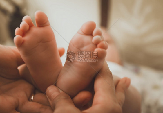 近身小婴儿脚新生腿在母亲的手上美丽脚丫子妈们图片