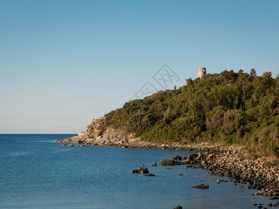 意大利撒丁岛海岸角的萨拉森塔意大利撒丁岛海岸角的塔支撑太阳沙丁鱼图片