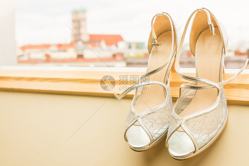 白色蕾丝婚鞋图片