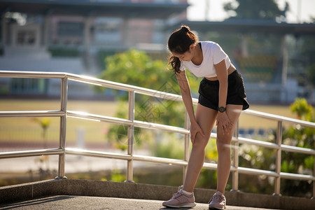鞋成人身体亚裔女选手的腿和膝疼痛图片