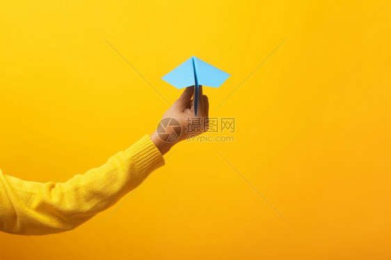 天空最小的运输黄色背景面上手持纸平图片