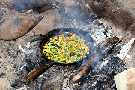 壁炉装满黄蘑菇和洋葱的煎锅用具平底图片