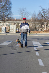 年轻的青少在日出城市玩滑板练习男图片
