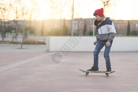 青少年在日出城市玩滑板练习溜冰者城市的时尚图片