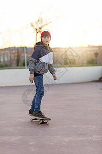 车轮锻炼滑板运动青少年在日出城市玩滑板练习图片