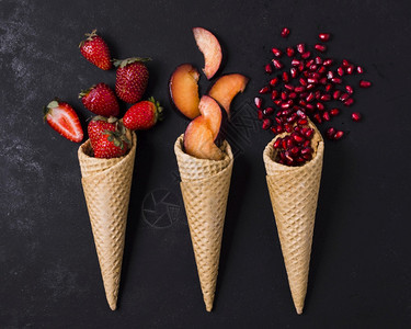 带水果的冰淇淋经典锥体奶油图片