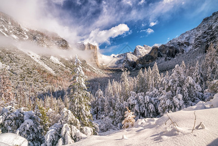 Yosemite公园美冬季加利福尼亚州白色的水天空图片