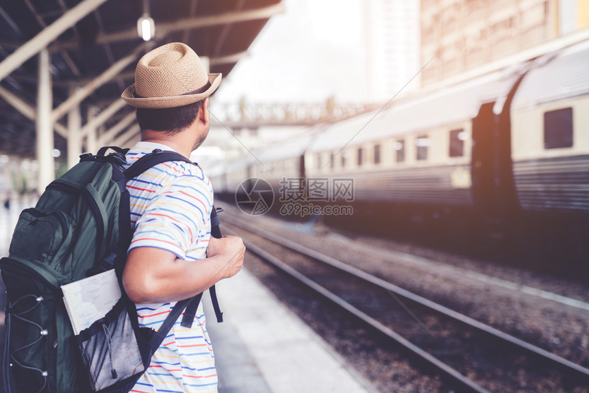 乘客们正在等待站台平年轻男子旅行者带着背包等待火车的旅客出行准备发概念候客之旅准备好瓜拉纳皮亚洲图片