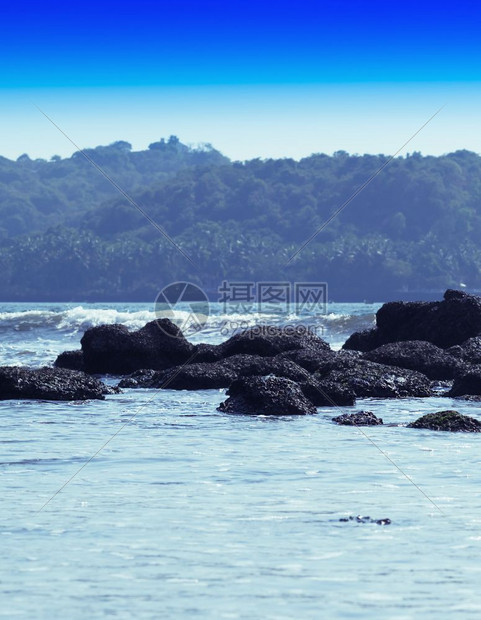 海洋地平线貌背景的垂直显柔软苍白岩石海洋地平线面的垂直显软苍白岩石戏剧波浪目的图片