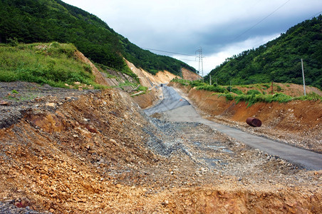 越南公路项目不完整山口和石头堆积如的山口街道交通扩展计划阴云日景色惊人岩石工业的亚洲人图片